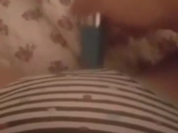 Teen use the toy to fuck her pussy