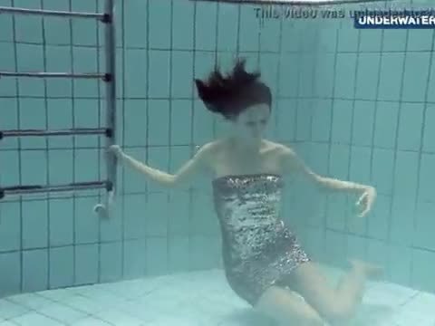 Flashing bright tits underwater makes everyone horny